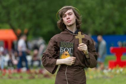 Санкт-Петербург.  Участник  косплей шоу на научно-популярном фестивале Geek Picnic в Пулковском парке.