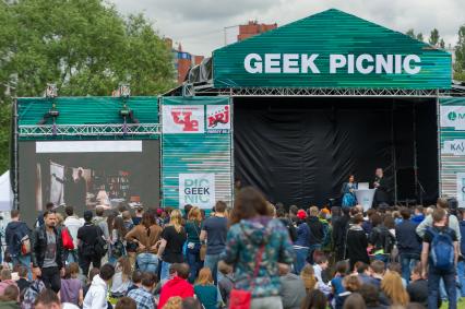 Санкт-Петербург.  Посетители научно-популярного  фестиваля Geek Picnic в Пулковском парке.