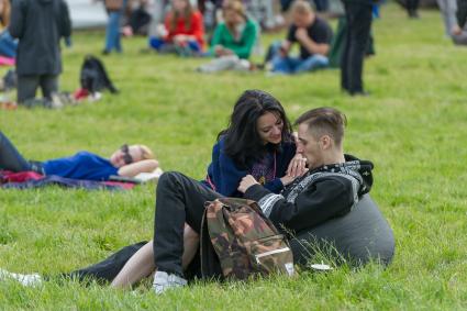 Санкт-Петербург.  Посетители научно-популярного  фестиваля Geek Picnic в Пулковском парке.