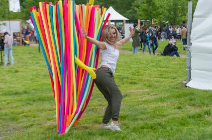 Санкт-Петербург.  Посетительница научно-популярного  фестиваля Geek Picnic в Пулковском парке.