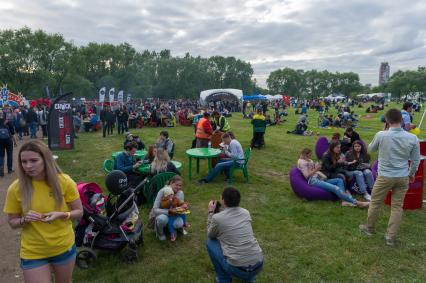 Санкт-Петербург.  Посетители научно-популярного  фестиваля Geek Picnic в Пулковском парке.