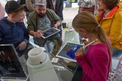 Санкт-Петербург. Посетители  на научно-популярном фестивале Geek Picnic в Пулковском парке.