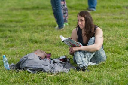 Санкт-Петербург.  Посетители научно-популярного  фестиваля Geek Picnic в Пулковском парке.