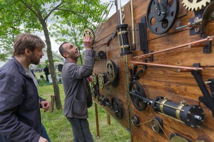 Санкт-Петербург.  Посетители  на научно-популярном фестивале Geek Picnic в Пулковском парке.