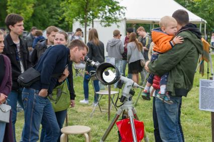 Санкт-Петербург.  Посетители научно-популярного  фестиваля Geek Picnic в Пулковском парке.