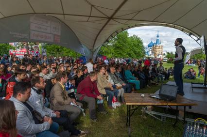 Санкт-Петербург.  Посетители научно-популярного  фестиваля Geek Picnic в Пулковском парке.