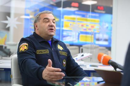 Москва. Министр РФ по делам гражданской обороны, чрезвычайным ситуациям и ликвидации последствий стихийных бедствий Владимир Пучков во время интервью в Ситуационном центре МЧС.