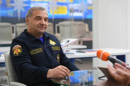 Москва. Министр РФ по делам гражданской обороны, чрезвычайным ситуациям и ликвидации последствий стихийных бедствий Владимир Пучков во время интервью в Ситуационном центре МЧС.