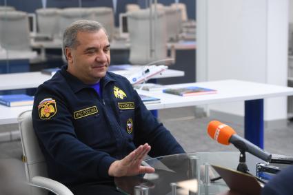 Москва. Министр РФ по делам гражданской обороны, чрезвычайным ситуациям и ликвидации последствий стихийных бедствий Владимир Пучков во время интервью в Ситуационном центре МЧС.
