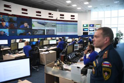 Москва. Работа ситуационного центра МЧС России.