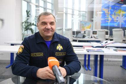 Москва. Министр РФ по делам гражданской обороны, чрезвычайным ситуациям и ликвидации последствий стихийных бедствий Владимир Пучков во время интервью в Ситуационном центре МЧС.