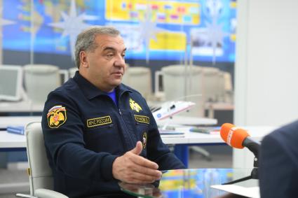 Москва. Министр РФ по делам гражданской обороны, чрезвычайным ситуациям и ликвидации последствий стихийных бедствий Владимир Пучков во время интервью в Ситуационном центре МЧС.