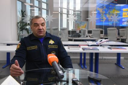 Москва. Министр РФ по делам гражданской обороны, чрезвычайным ситуациям и ликвидации последствий стихийных бедствий Владимир Пучков во время интервью в Ситуационном центре МЧС.