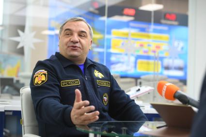 Москва. Министр РФ по делам гражданской обороны, чрезвычайным ситуациям и ликвидации последствий стихийных бедствий Владимир Пучков во время интервью в Ситуационном центре МЧС.