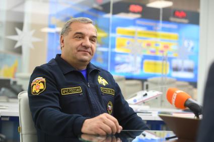 Москва. Министр РФ по делам гражданской обороны, чрезвычайным ситуациям и ликвидации последствий стихийных бедствий Владимир Пучков во время интервью в Ситуационном центре МЧС.