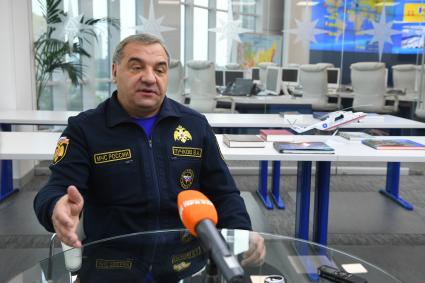 Москва. Министр РФ по делам гражданской обороны, чрезвычайным ситуациям и ликвидации последствий стихийных бедствий Владимир Пучков во время интервью в Ситуационном центре МЧС.