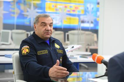 Москва. Министр РФ по делам гражданской обороны, чрезвычайным ситуациям и ликвидации последствий стихийных бедствий Владимир Пучков во время интервью в Ситуационном центре МЧС.