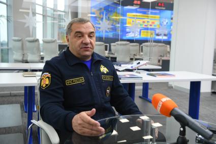 Москва. Министр РФ по делам гражданской обороны, чрезвычайным ситуациям и ликвидации последствий стихийных бедствий Владимир Пучков во время интервью в Ситуационном центре МЧС.