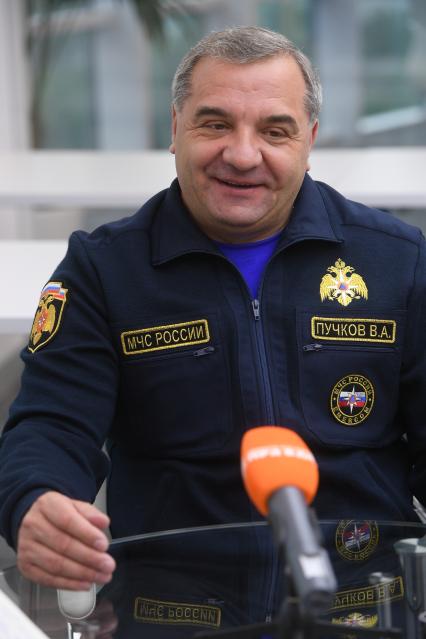 Москва. Министр РФ по делам гражданской обороны, чрезвычайным ситуациям и ликвидации последствий стихийных бедствий Владимир Пучков во время интервью в Ситуационном центре МЧС.