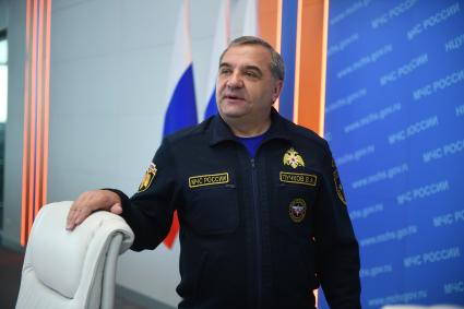 Москва. Министр РФ по делам гражданской обороны, чрезвычайным ситуациям и ликвидации последствий стихийных бедствий Владимир Пучков в Ситуационном центре МЧС.