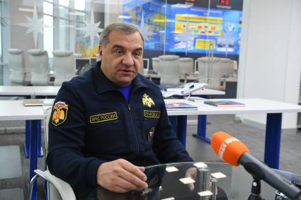 Москва. Министр РФ по делам гражданской обороны, чрезвычайным ситуациям и ликвидации последствий стихийных бедствий Владимир Пучков во время интервью в Ситуационном центре МЧС.