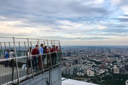 Москва.  Посетители на смотровой площадке башни `Око ` делового центра   ` Москва -Сити`.