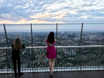 Москва. Девушки на смотровой площадке башни `Око` делового центра ` Москва -Сити`.