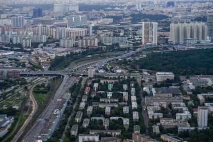 Москва.  Вид на пятиэтажки с башен  делового центра `Москва-Сити`.