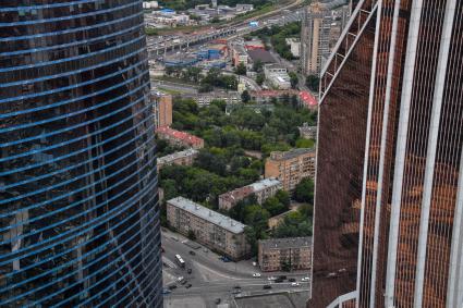 Москва.  Вид на пятиэтажки с башен  делового центра `Москва-Сити`.
