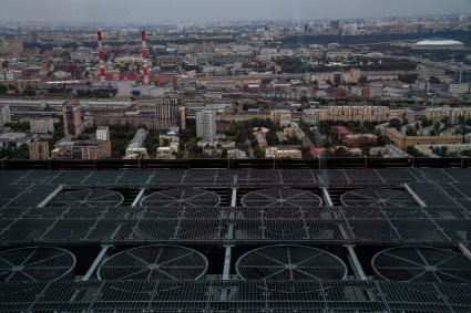 Москва.  Вид на город  с башен  делового центра `Москва-Сити`.