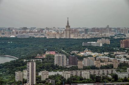 Москва.  Панорамный вид  на Московский государственный университет (МГУ)  с башен  делового центра `Москва-Сити`.