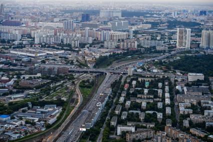 Москва.  Вид на пятиэтажки с башен  делового центра `Москва-Сити`.