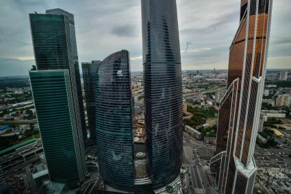 Москва. Вид на пятиэтажки и башни делового центра `Москва-Сити`.