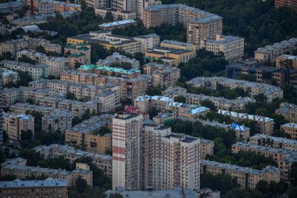 Москва.  Вид на пятиэтажки с башен  делового центра `Москва-Сити`.