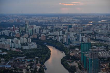 Москва.  Панорамный вид на город с башен  делового центра `Москва-Сити`.