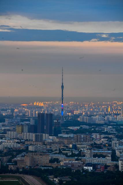 Москва.  Панорамный вид  на  Останкинскую телебашню с башен  делового центра `Москва-Сити`.