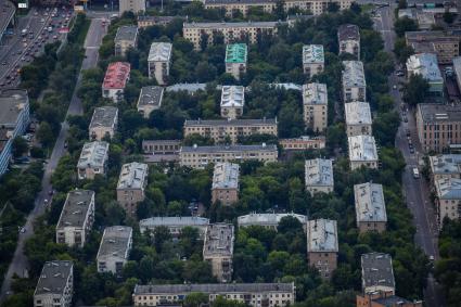 Москва.  Вид на пятиэтажки с башен  делового центра `Москва-Сити`.