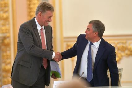 Москва.  Пресс-секретарь президента РФ Дмитрий Песков и спикер Госдумы РФ Вячеслав Володин (слева направо)  перед началом заседания Высшего государственного совета Союзного государства России и Белоруссии в Кремле.