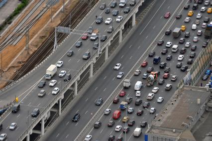 Москва. Вид на третье тренспортное кольцо с башен  делового центра  `Москва-Сити `.