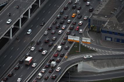 Москва. Вид на третье тренспортное кольцо с башен  делового центра  `Москва-Сити `.