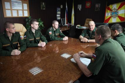 Ставрополь. Призывники на сборном пункте перед отправкой на службу в научные роты Вооруженных Сил.