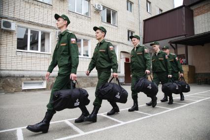 Ставрополь. Призывники на сборном пункте перед отправкой на службу в научные роты Вооруженных Сил.