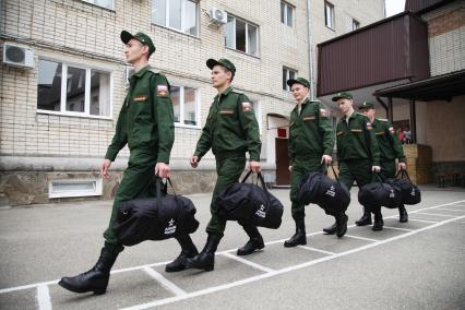 Ставрополь.   Призывники  на сборном пункте  перед отправкой на службу в научные роты Вооруженных Сил.