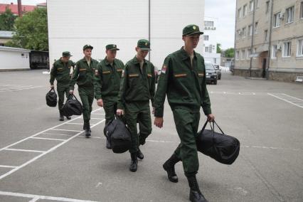 Ставрополь.   Призывники  на сборном пункте  перед отправкой на службу в научные роты Вооруженных Сил.