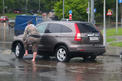 Нижний Новгород.  Последствия сильного дождя на улицах города.