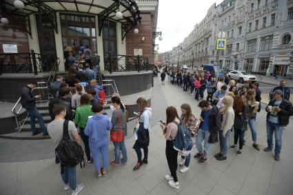 Москва. Очередь абитуриентов в приемную комиссию  Высшей школы экономики на Мясницкой улице.