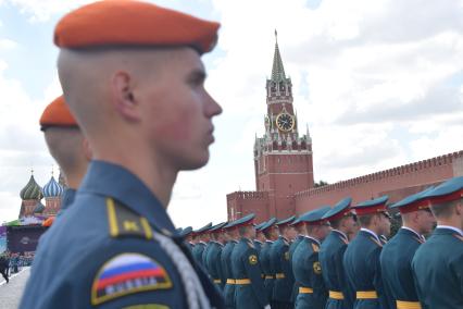 Москва. Торжественная церемония , посвященная выпуску курсантов и кадетов вузов МЧС России на Красной площади.