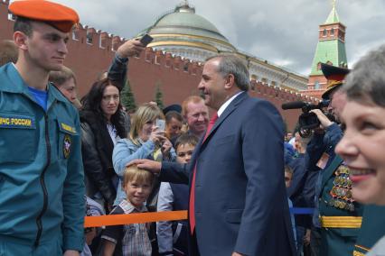 Москва.  Министр РФ по делам гражданской обороны, чрезвычайным ситуациям и ликвидации последствий  стихийных бедствий Владимир Пучков на торжественной  церемонии , посвященной выпуску курсантов и кадетов вузов МЧС России на Красной площади.