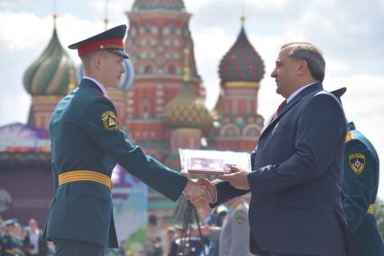 Москва.  Министр РФ по делам гражданской обороны, чрезвычайным ситуациям и ликвидации последствий  стихийных бедствий Владимир Пучков  вручает дипломы выпускникам Академии гражданской защиты  на Красной площади.