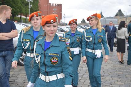 Москва. Выпускницы учебных заведений МЧС после торжественной церемонии, посвященной выпуску курсантов и кадетов вузов МЧС России, на Красной площади.